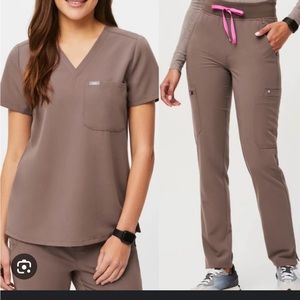 Figs top and bottom. The bottom is the jogger style. In great condition.